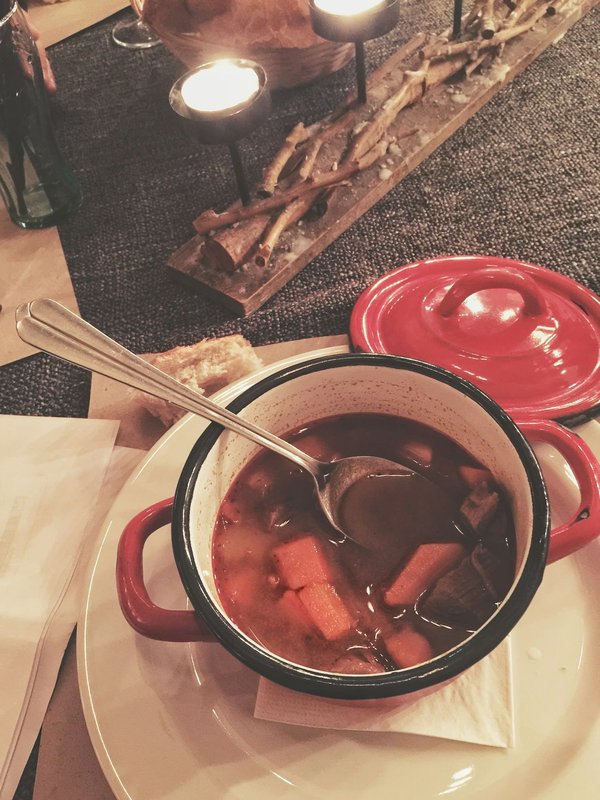 Wie stellt man ein authentisches Berliner Biergulasch mit Pilsner und Wurzelgemüse her?