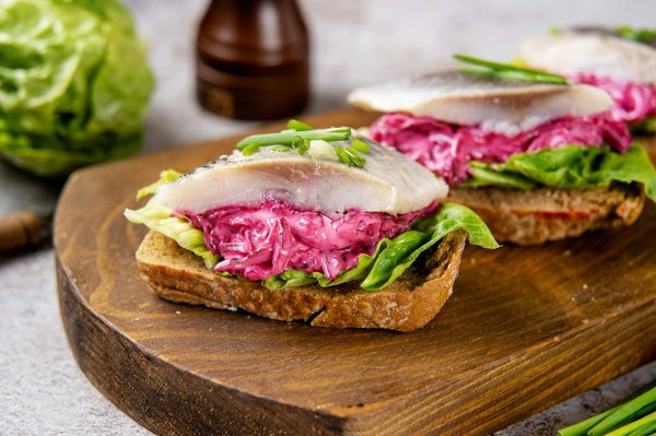 Wie bereitet man einen gesunden Quinoa-Salat mit Granatapfel und Minze zu?