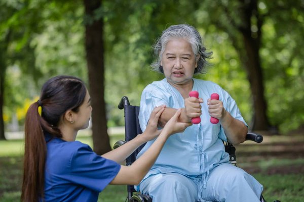 Wie kann die Echtzeit-Analyse von Verkehrsdaten zur Optimierung des öffentlichen Nahverkehrs beitragen?